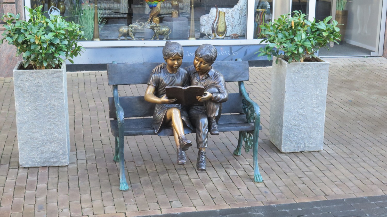 zwei Kinder, die auf einer Bank aus einem Buch lesen, Bronzefigur, Feng Shui Silvia Bischoff in Norddeutschland
