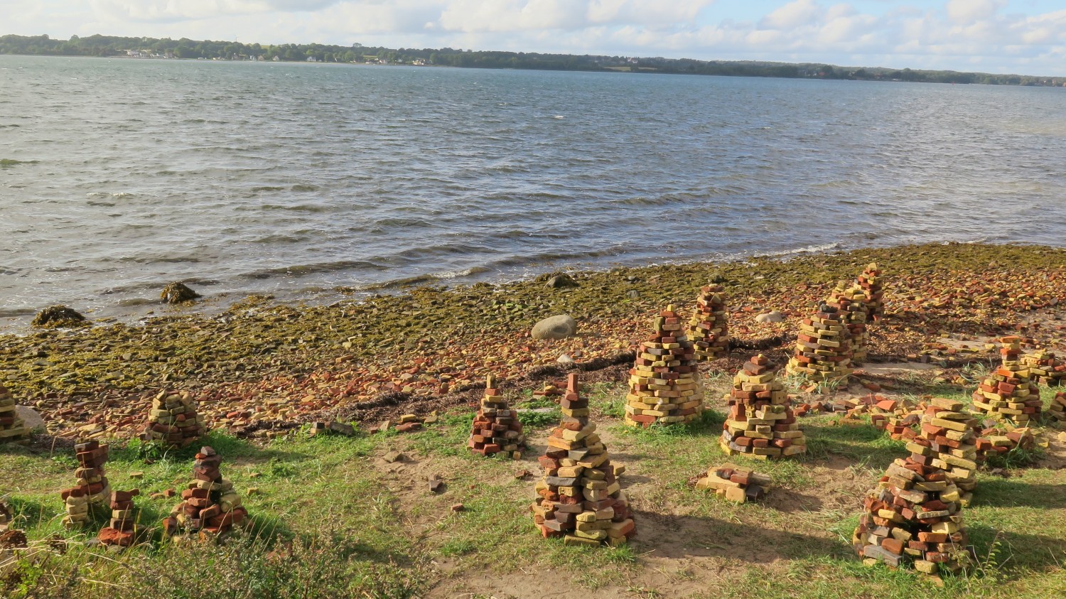 Kleine Ziegelsteinpyramiden, gesehen an der Ostseeküste. Ist das nur aufgeräumter oder gibt es einen Sinn? FS Silvia Bischoff