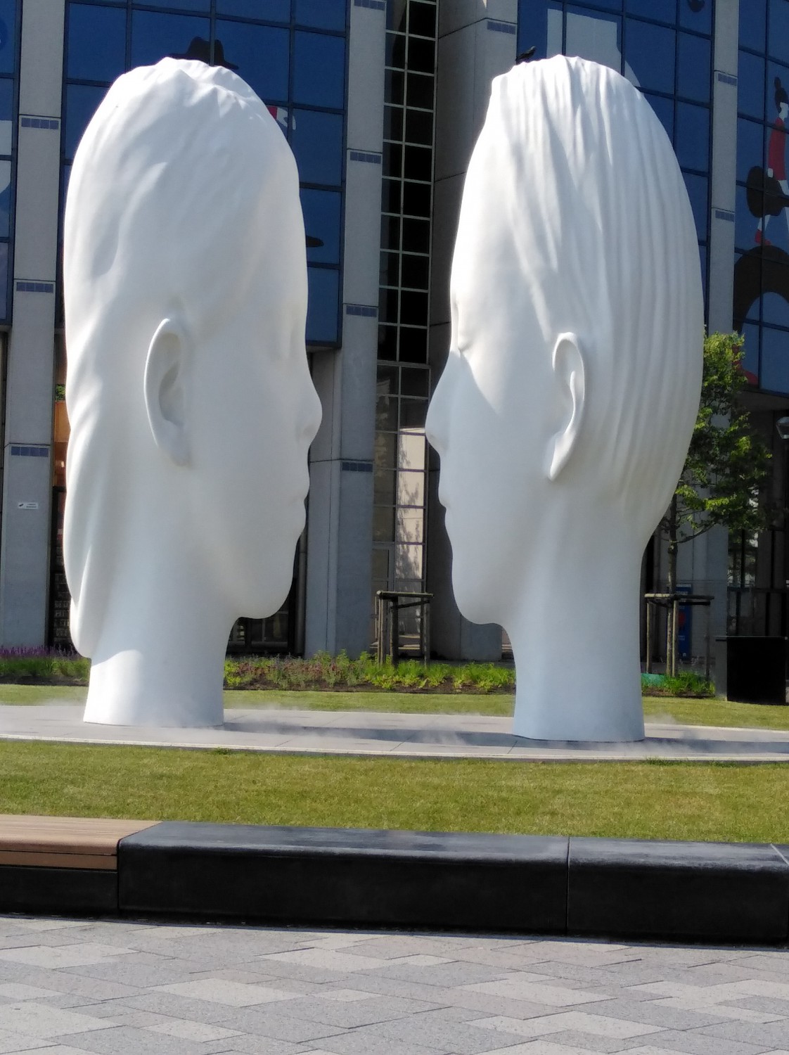 zwei übergroße weiße Köpfe schauen sich an im Gespräch, Imperial Feng Shui Bischoff, Norddeutschland