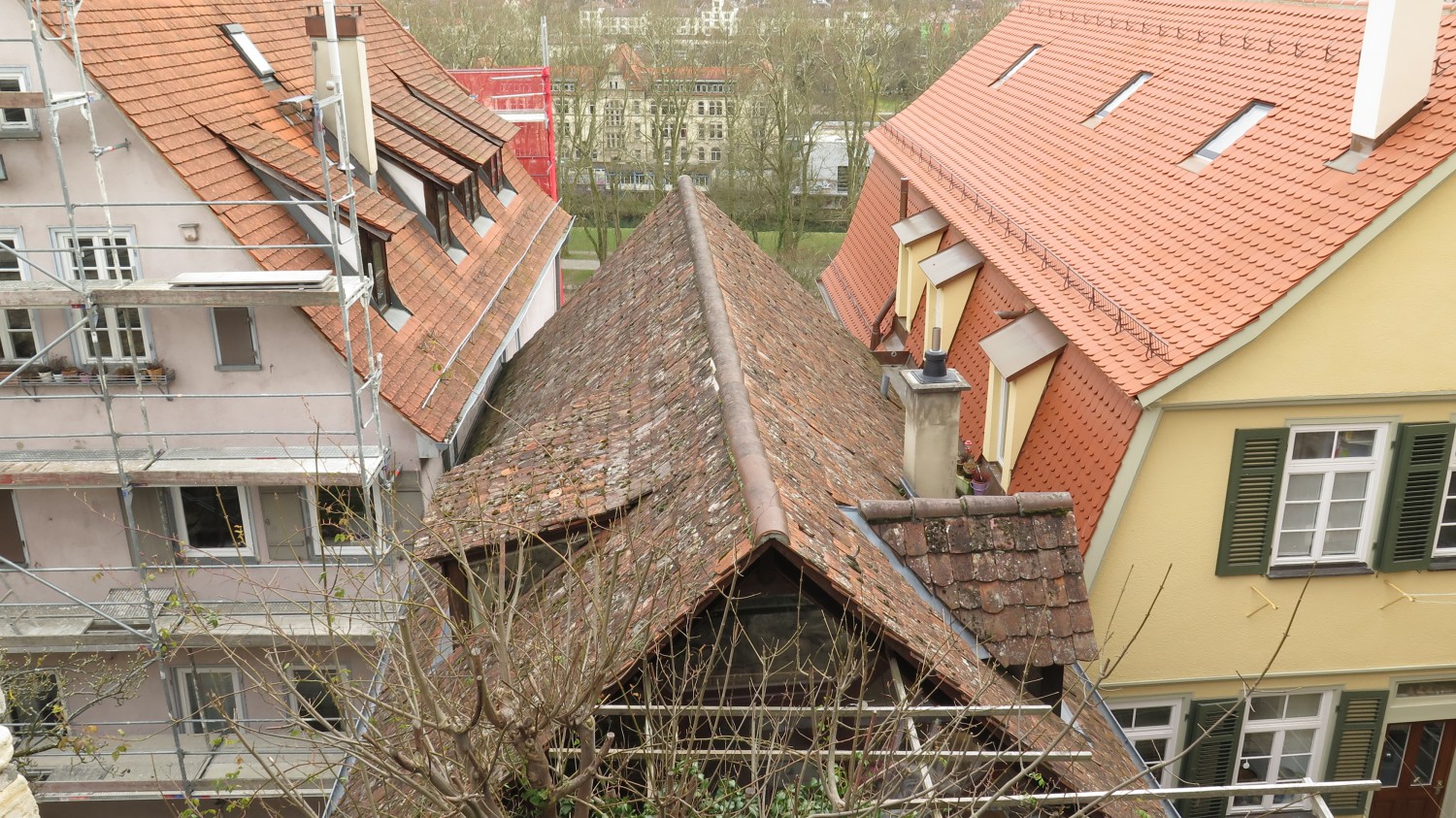 Kleines Haus eingezwängt zwischen zwei größeren Häusern, unschöne Feng Shui Situation, Feng Shui Bischoff