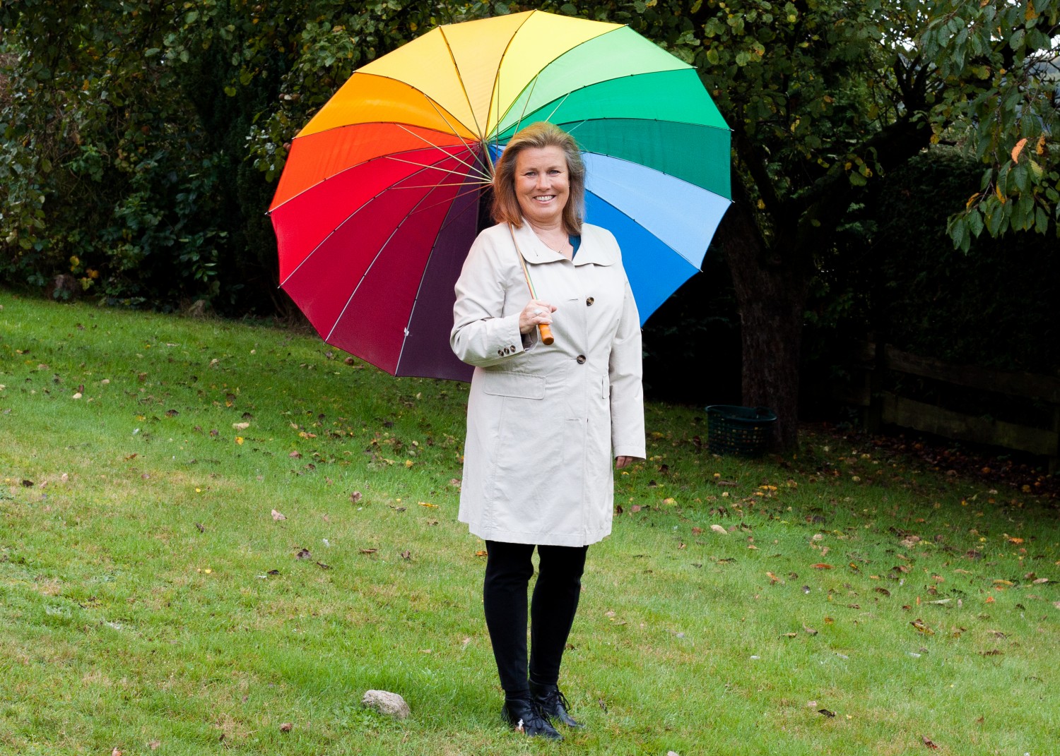 Feng Shui Beraterin Bischoff mit Regenbogenfarbenem Regenschirm zwischen Hamburg und Lübeck